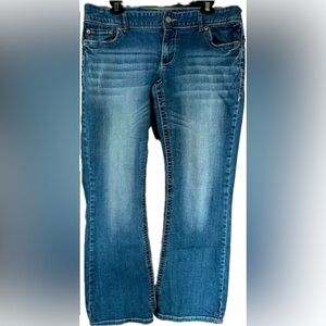 Maurice’s faded style, straight leg blue jeans. Women’s size 11/12 short.